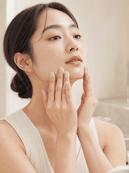 20대 성인 모델이 크림을 턱선에 바르는 리추얼 장면